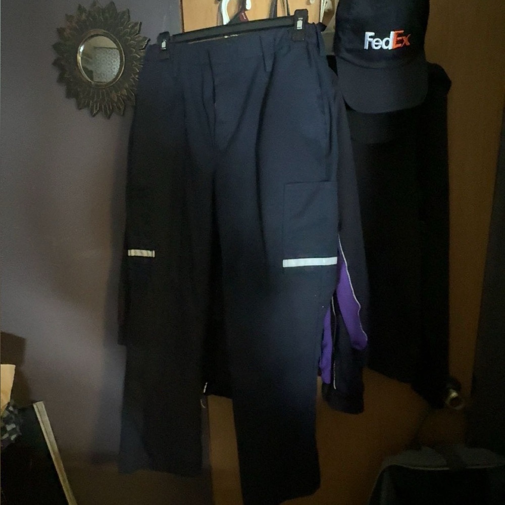 2 pairs of Stan Herman
(FEDEX) cargo pants brand new
06-R -28 - Picture 3 of 10